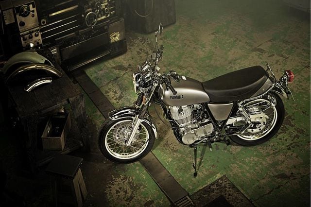 Yamaha SR 400: un salto nel tempo