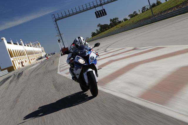 Nuova BMW S 1000 RR: fisico bestiale