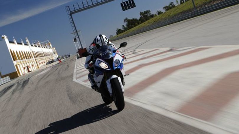 Nuova BMW S 1000 RR: fisico bestiale