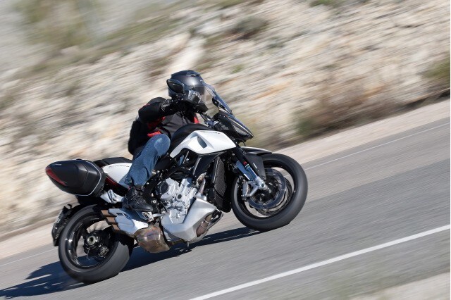 MV Stradale 800: motard da turismo