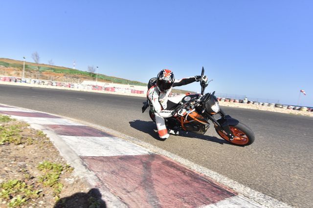 KTM Duke 690: il test della piccola belva