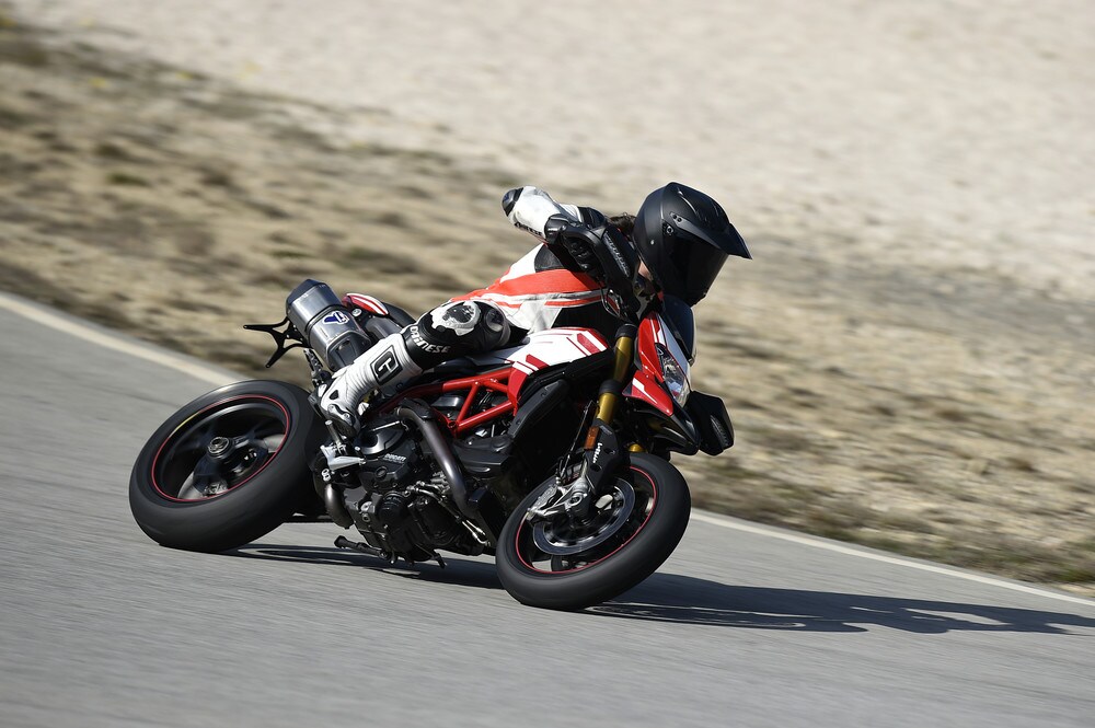 Ducati Hypermotard 939 e 939 SP: le foto in azione