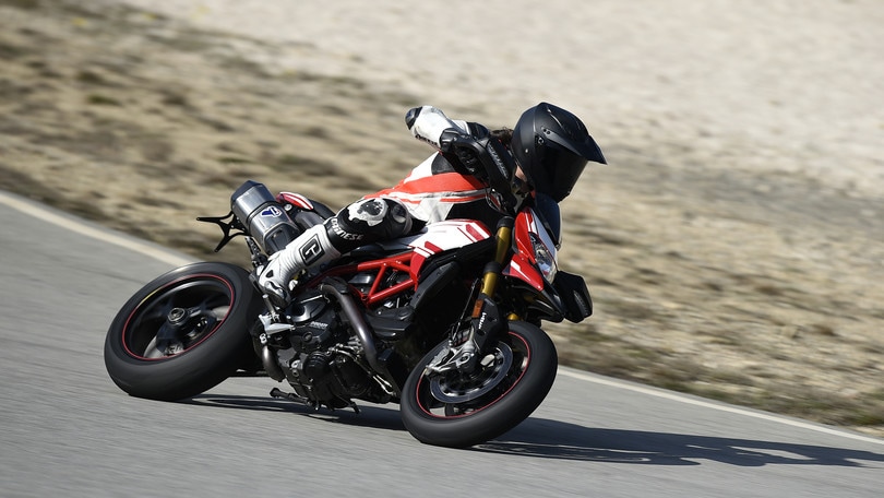 Ducati Hypermotard 939 e 939 SP: le foto in azione