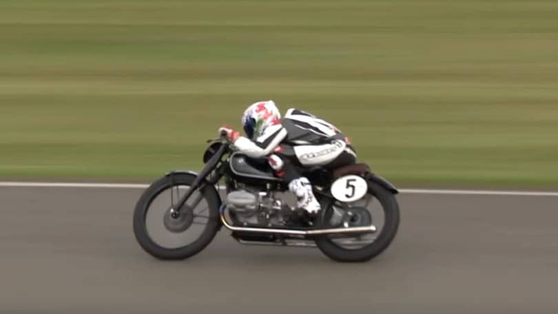 Troy Corser "sdraia" una BMW R5 SS del '36 in gara a Goodwood