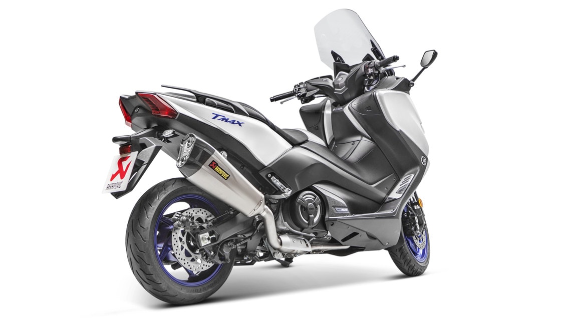 Con Akrapovic il TMAX alza la voce