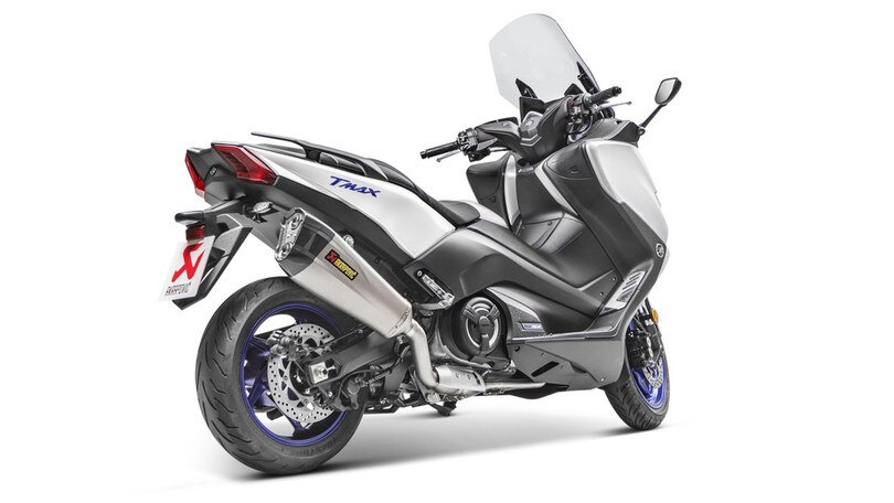 Con Akrapovic il TMAX alza la voce