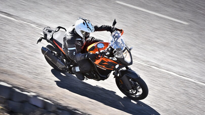 KTM 1290 Super Adventure S e 1090 Adventure: gemelle diverse