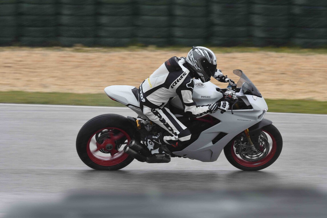 Ducati Supersport: le foto in azione