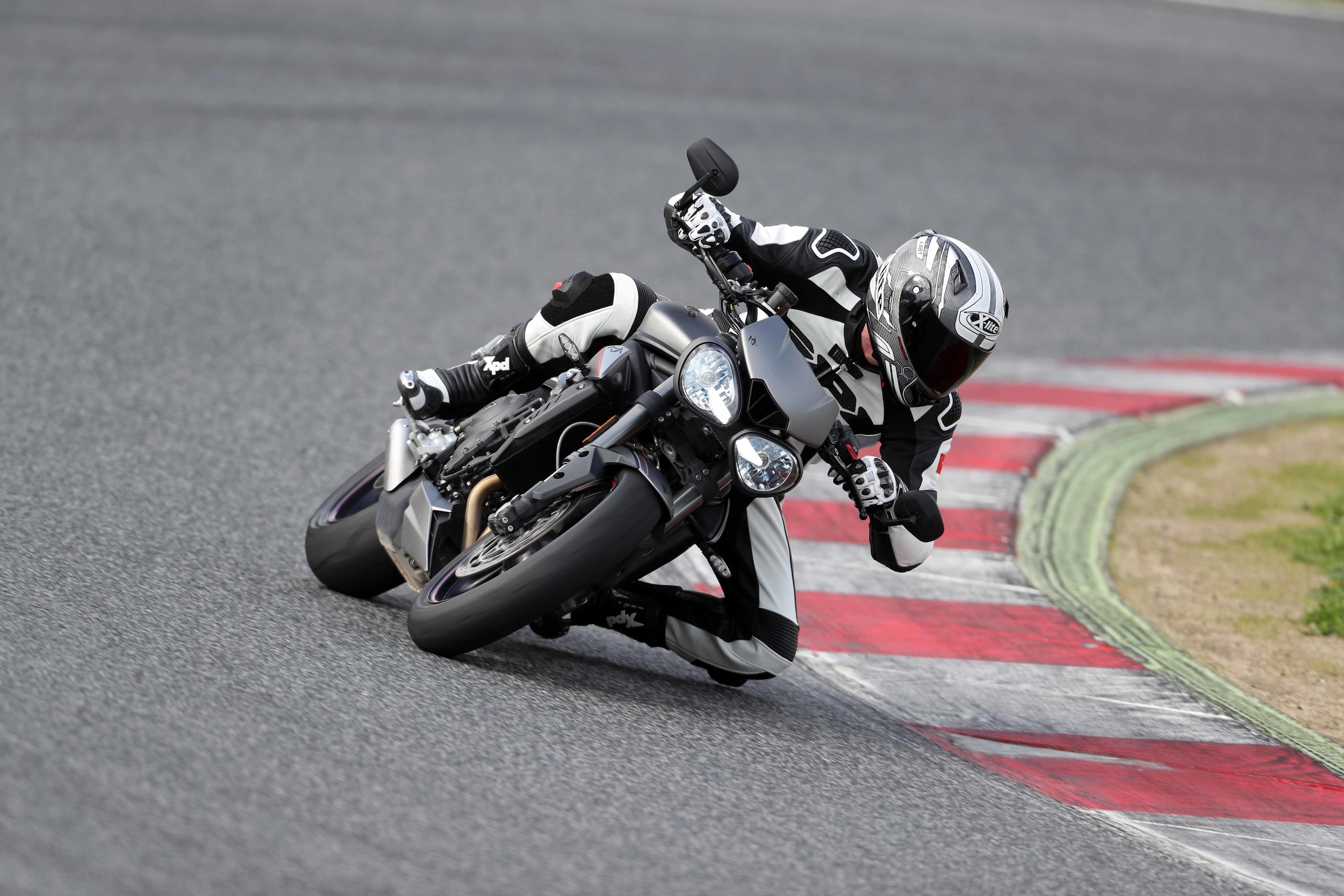 Triumph Street Triple RS: la media che vale come una maxi