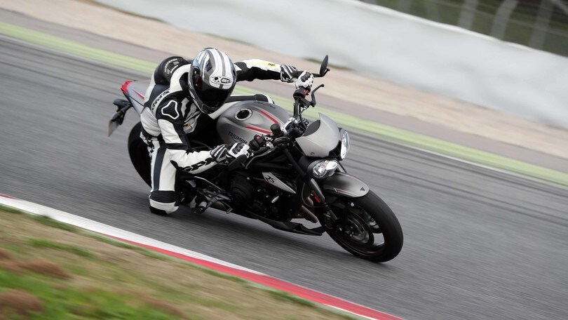 Triumph Street Triple RS: poche carene, tanta sostanza