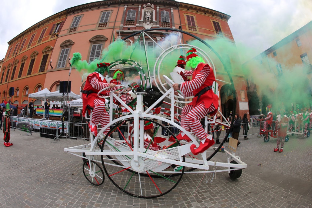 Fantaveicoli, antichi sapori e carri allegorici: così si festeggia il Carnevale nei borghi d’Italia