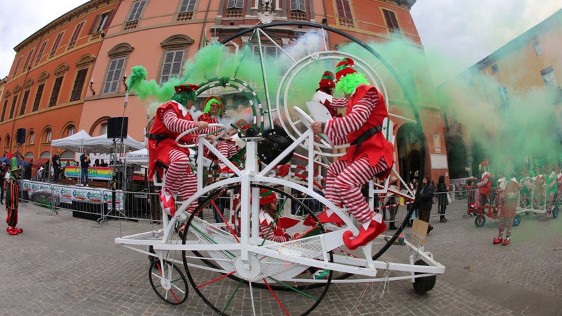 Fantaveicoli, antichi sapori e carri allegorici: così si festeggia il Carnevale nei borghi d’Italia