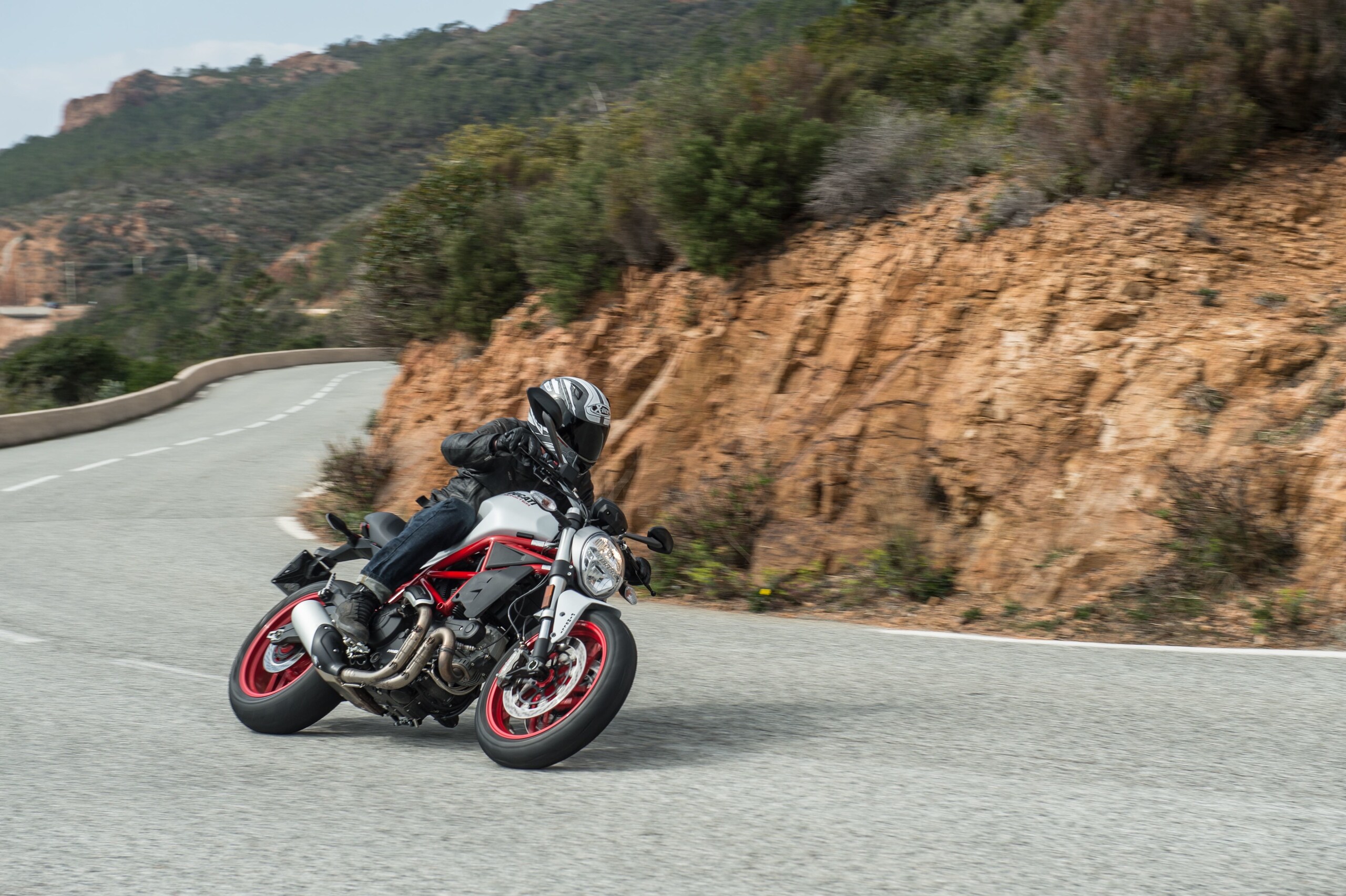 Ducati Monster 797: sale la media
