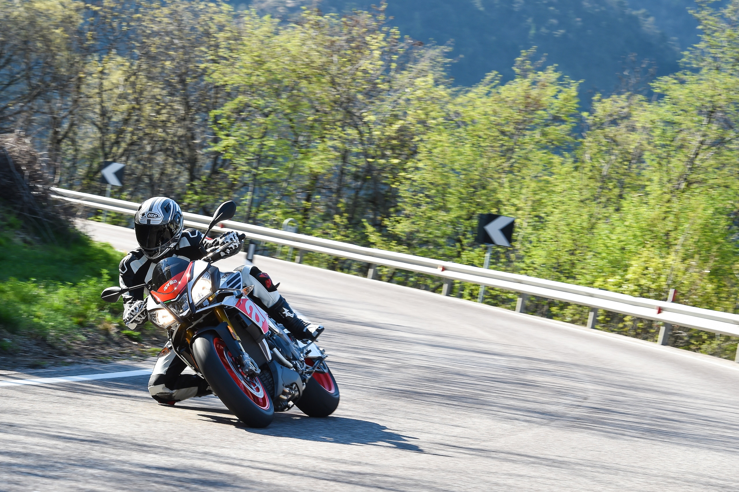 Aprilia Tuono V4 1100 Factory: invasione aliena