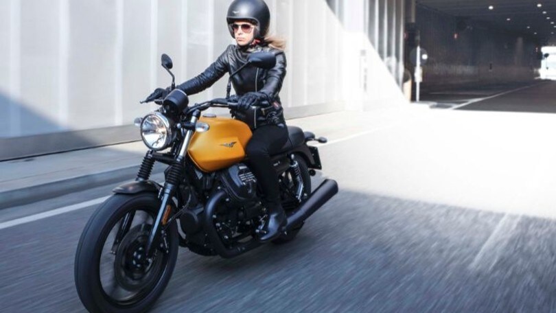 Moto Guzzi V7 III Stone sulla Via della Seta