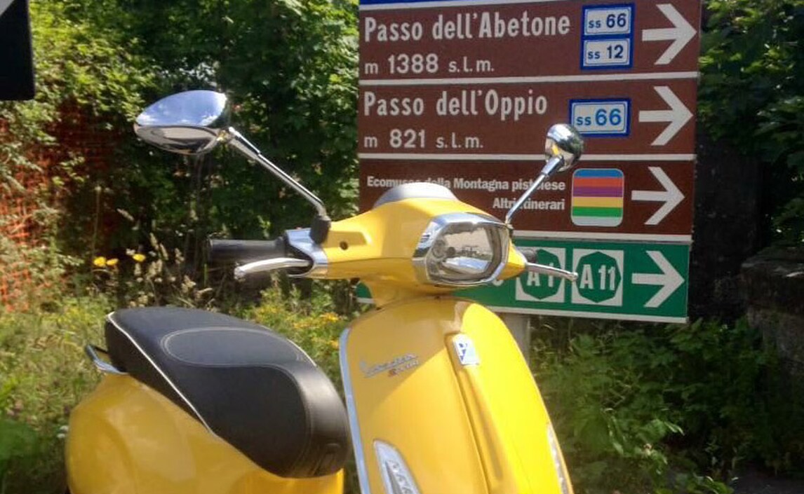 Da costa a costa con la Vespa Sprint (gialla) per un… autografo