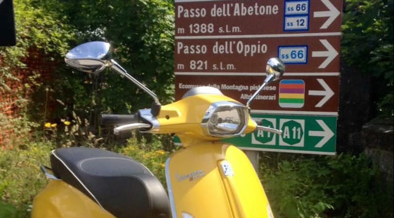 Da costa a costa con la Vespa Sprint (gialla) per un… autografo
