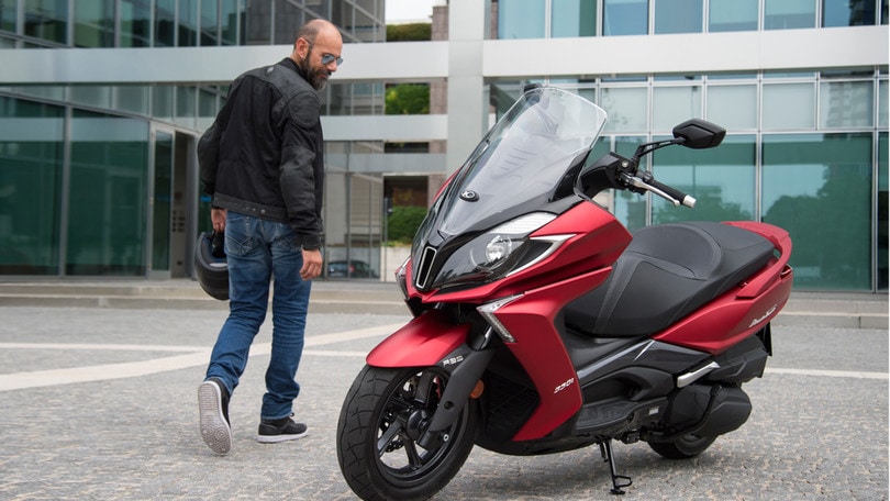 Nuova colorazione per Kymco X-Town 300i ABS e Downtown 350i ABS E4