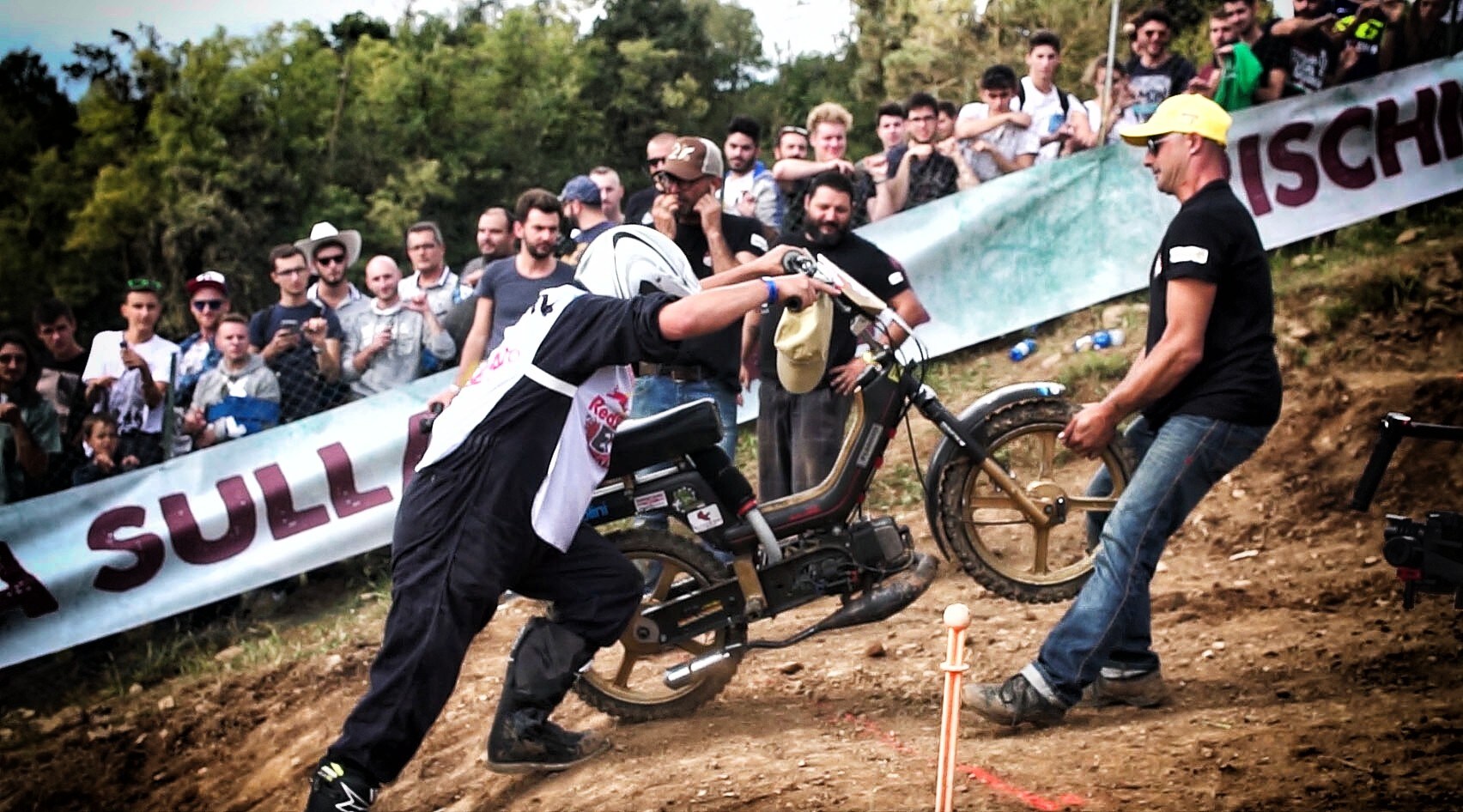 Motorini truccati si scatenano al Red Bull Epic Rise