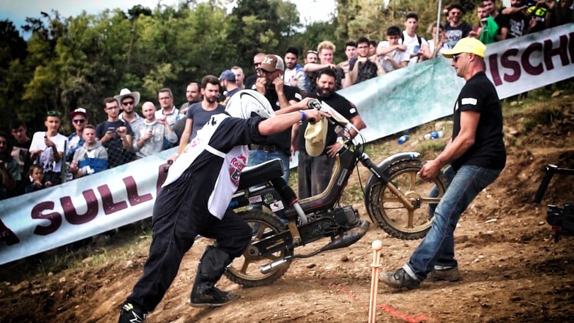 Motorini truccati si scatenano al Red Bull Epic Rise