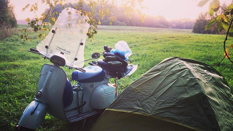 Ilario Lavarra e la sua Vespa del '68 in giro per il mondo
