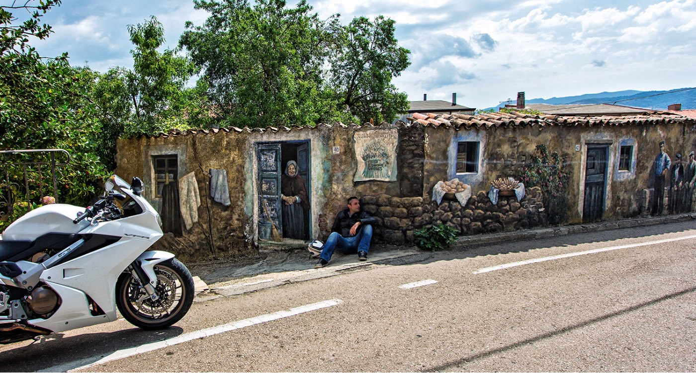 Sardegna in moto: da Orgosolo al mare