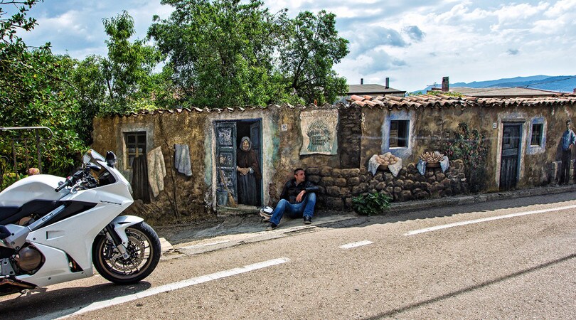 Sardegna in moto: da Orgosolo al mare