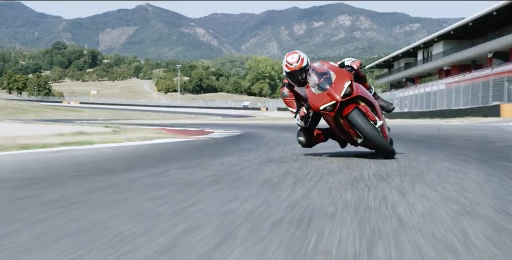 Nuova Ducati Panigale V4 in azione