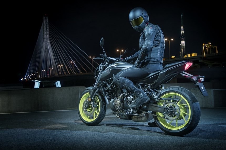 Yamaha MT-07 2018, aumentano comfort e precisione di guida