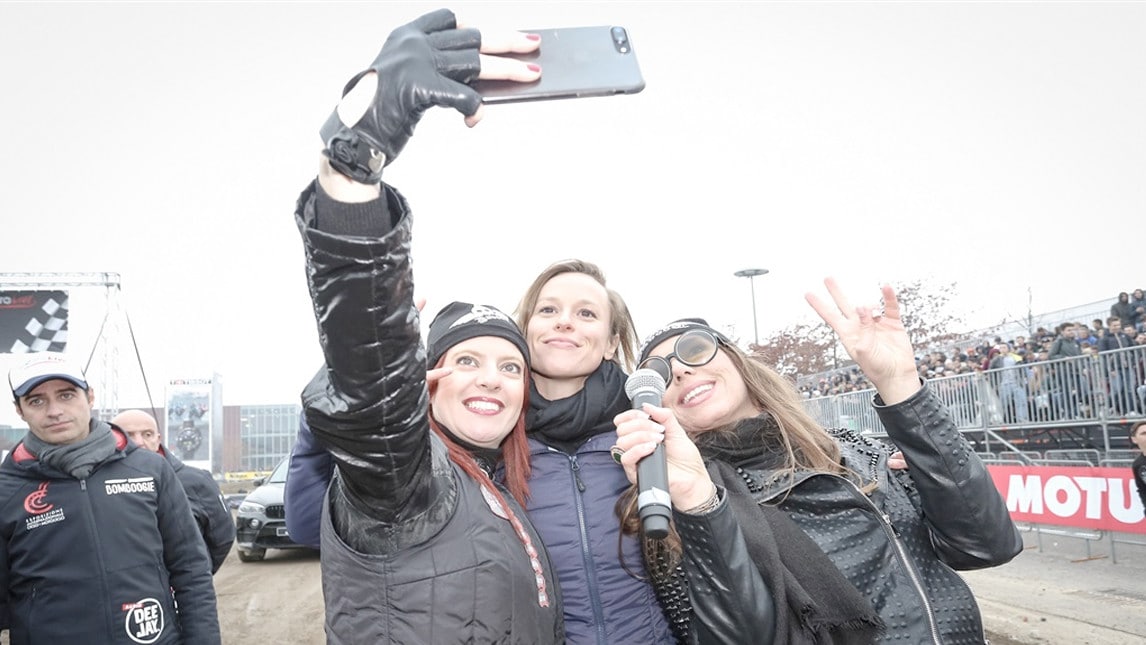Federica Pellegrini: “immersione” fra le moto