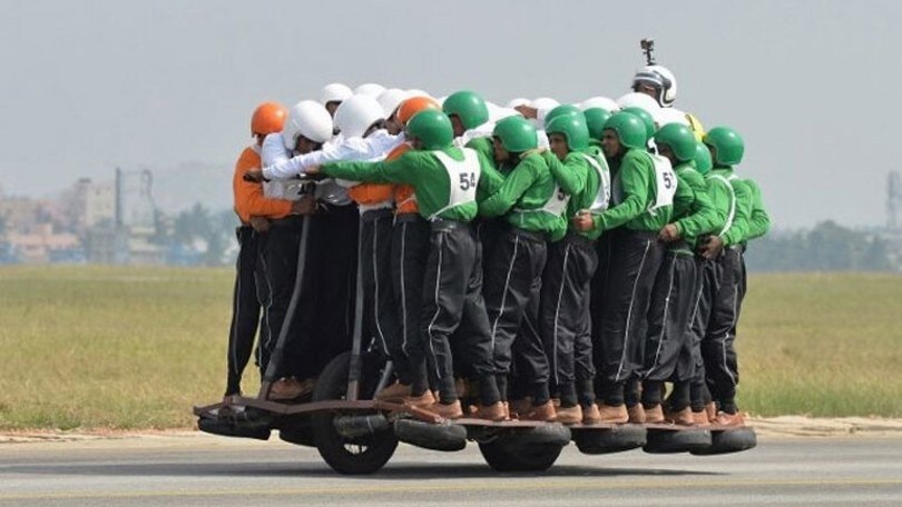 Record: salgono in 58 su una sola moto [VIDEO]