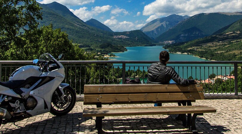 In moto da Roma a Napoli, solo curve!