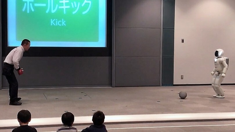 Honda ASIMO prova a far goal - VIDEO