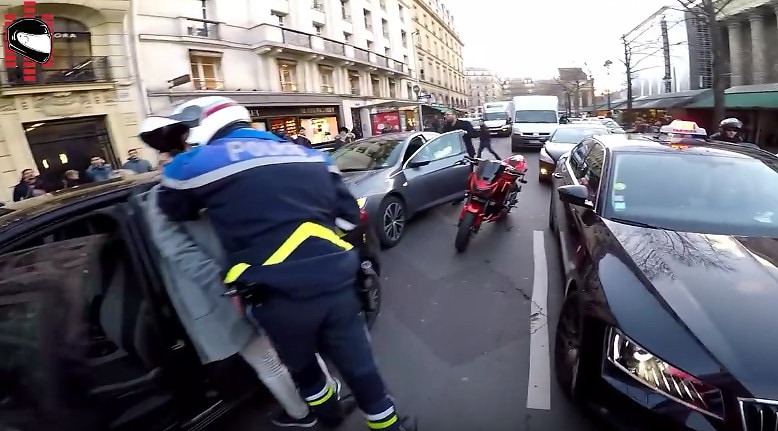 Babbo Natale insegue in moto un pirata della strada - VIDEO