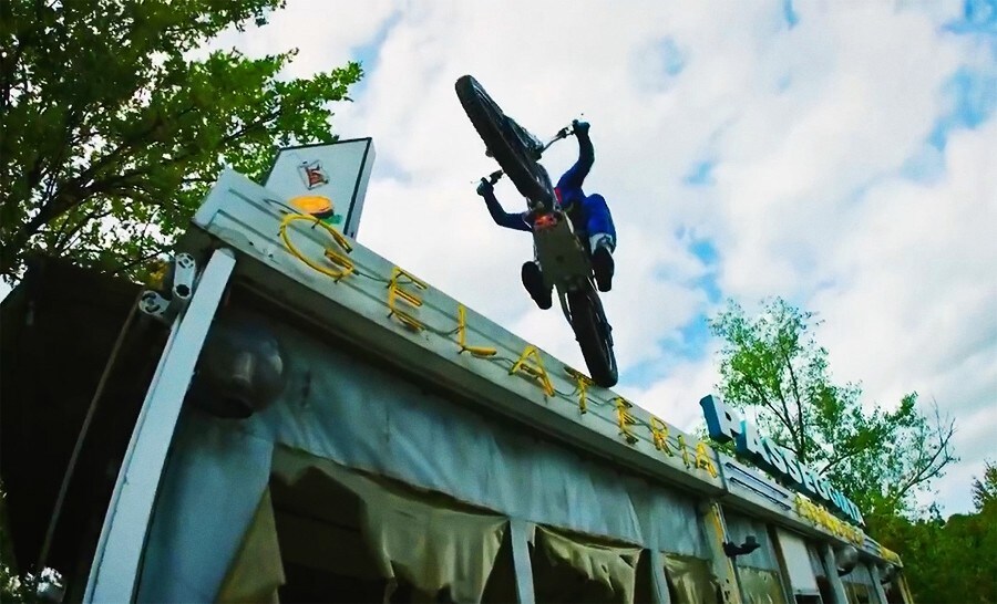 Trial estremo al parco giochi abbandonato - VIDEO