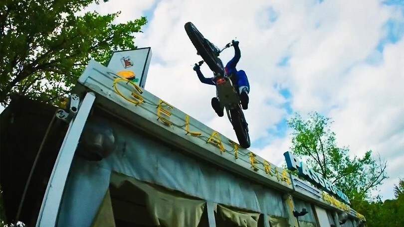 Trial estremo al parco giochi abbandonato - VIDEO