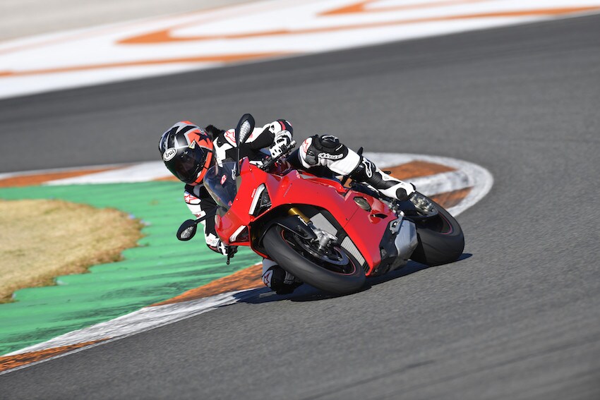 Prova Ducati Panigale V4: primo contatto