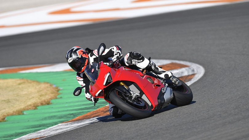 Prova Ducati Panigale V4: primo contatto