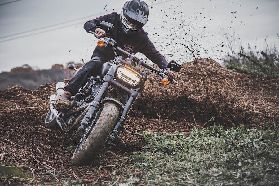 La Harley Fat Bob ara solchi nel fango