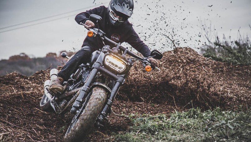 La Harley Fat Bob ara solchi nel fango