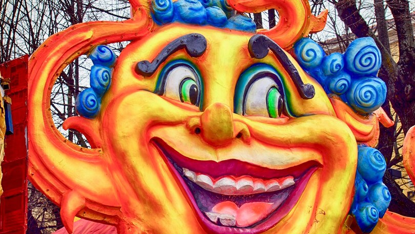 Carri allegorici, maschere e ricette tipiche: così i borghi italiani salutano il Carnevale