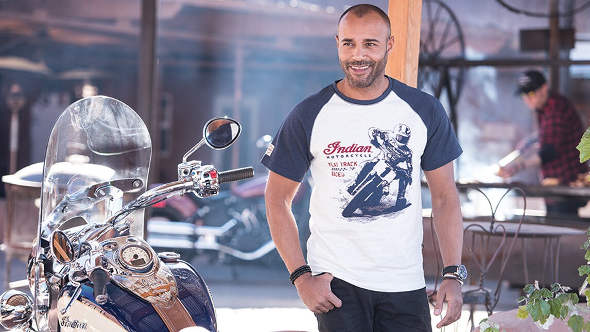 Indian racconta la storia con le T-shirts