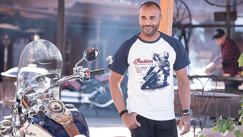 Indian racconta la storia con le T-shirts