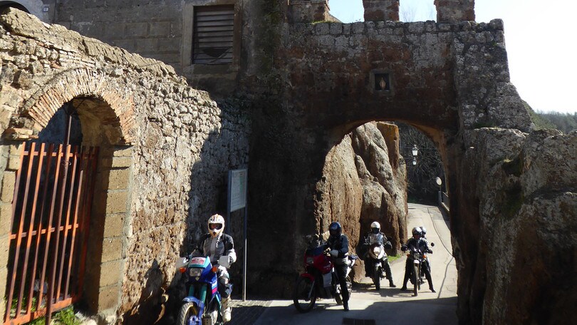 In moto sulle strade degli Etruschi