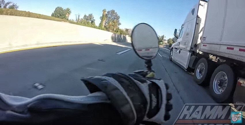 Finisce sotto a un camion e sopravvive illeso | VIDEO