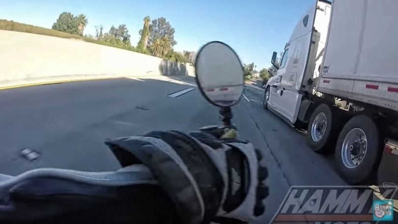 Finisce sotto a un camion e sopravvive illeso | VIDEO