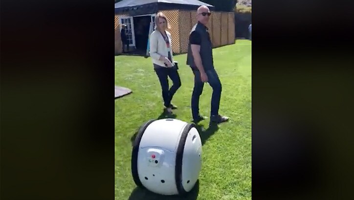 Il patron di Amazon a spasso con Gita, il robot di Piaggio | VIDEO