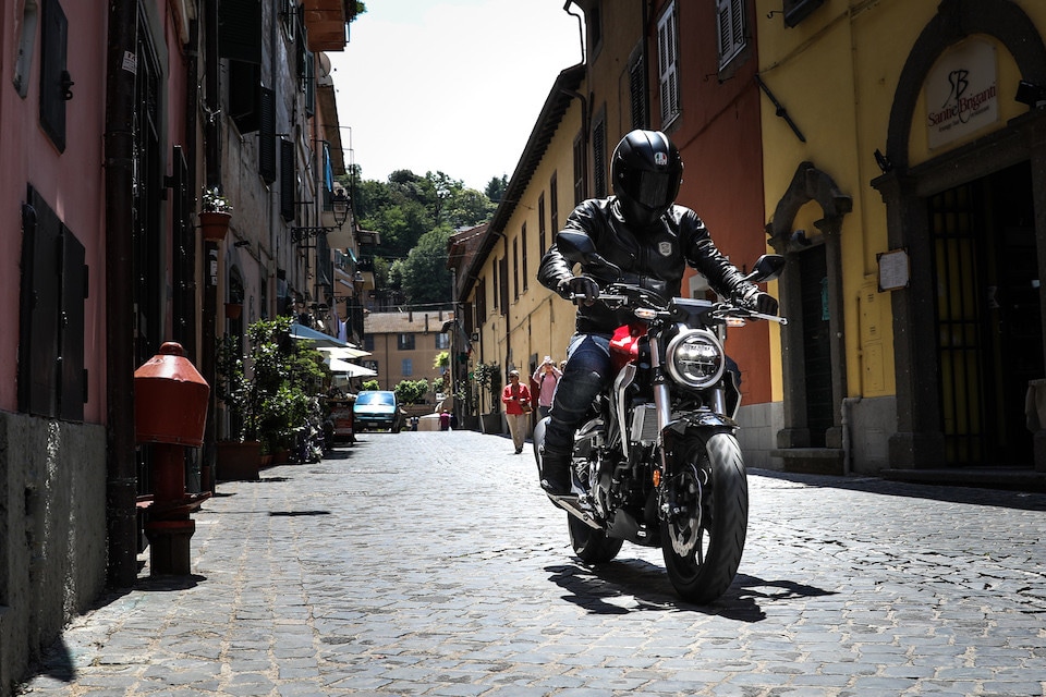 Prova Honda CB300R: primo contatto