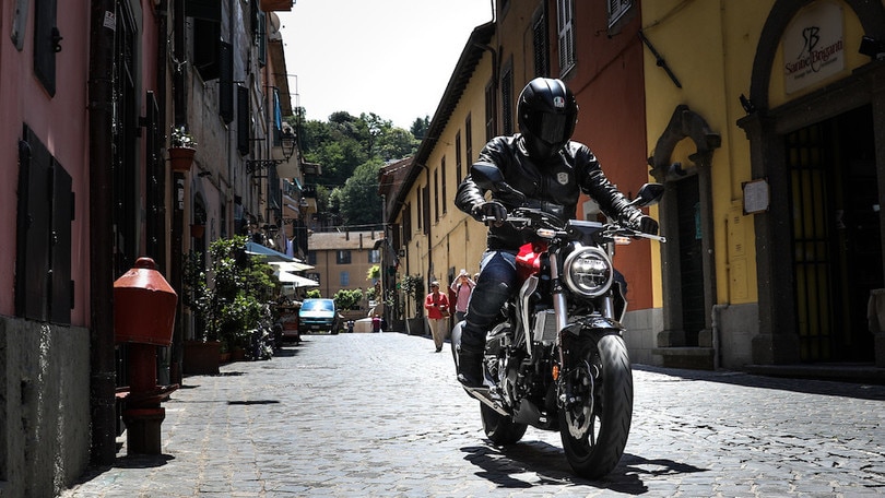 Prova Honda CB300R: primo contatto