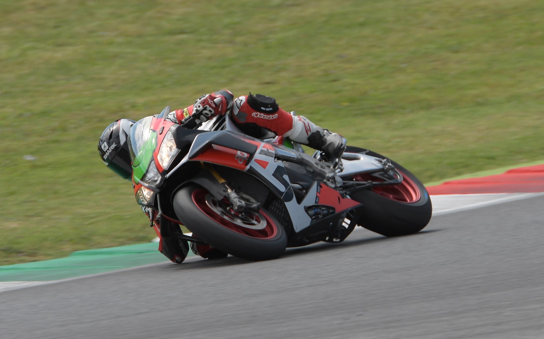 Prova Aprilia RSV4 RF Factory Works: primo contatto